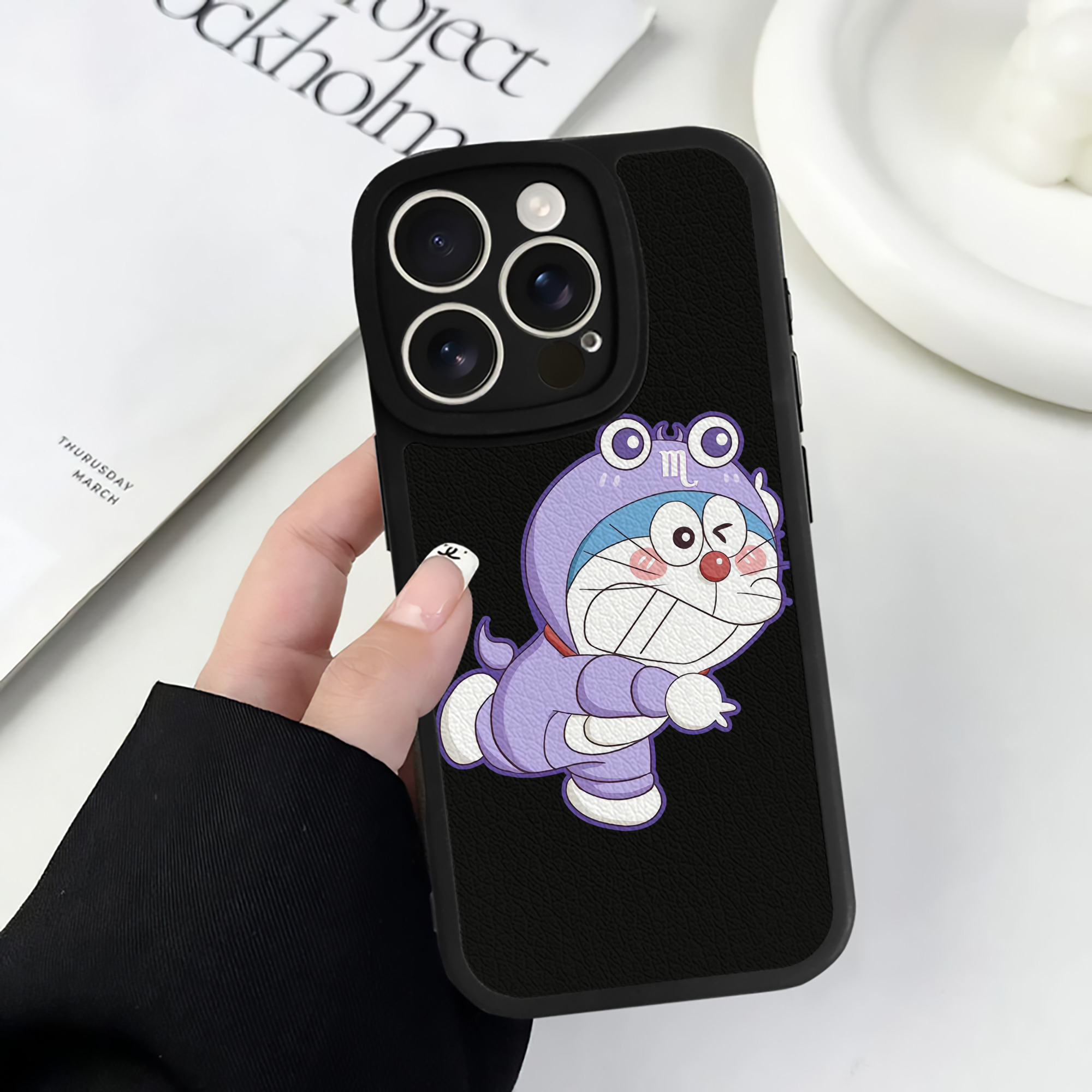 （画像用） ドラえもん Doraemon 【iPhone 16シリーズ対応】シリコンスマホケース（レザー調） 材質：シリコン